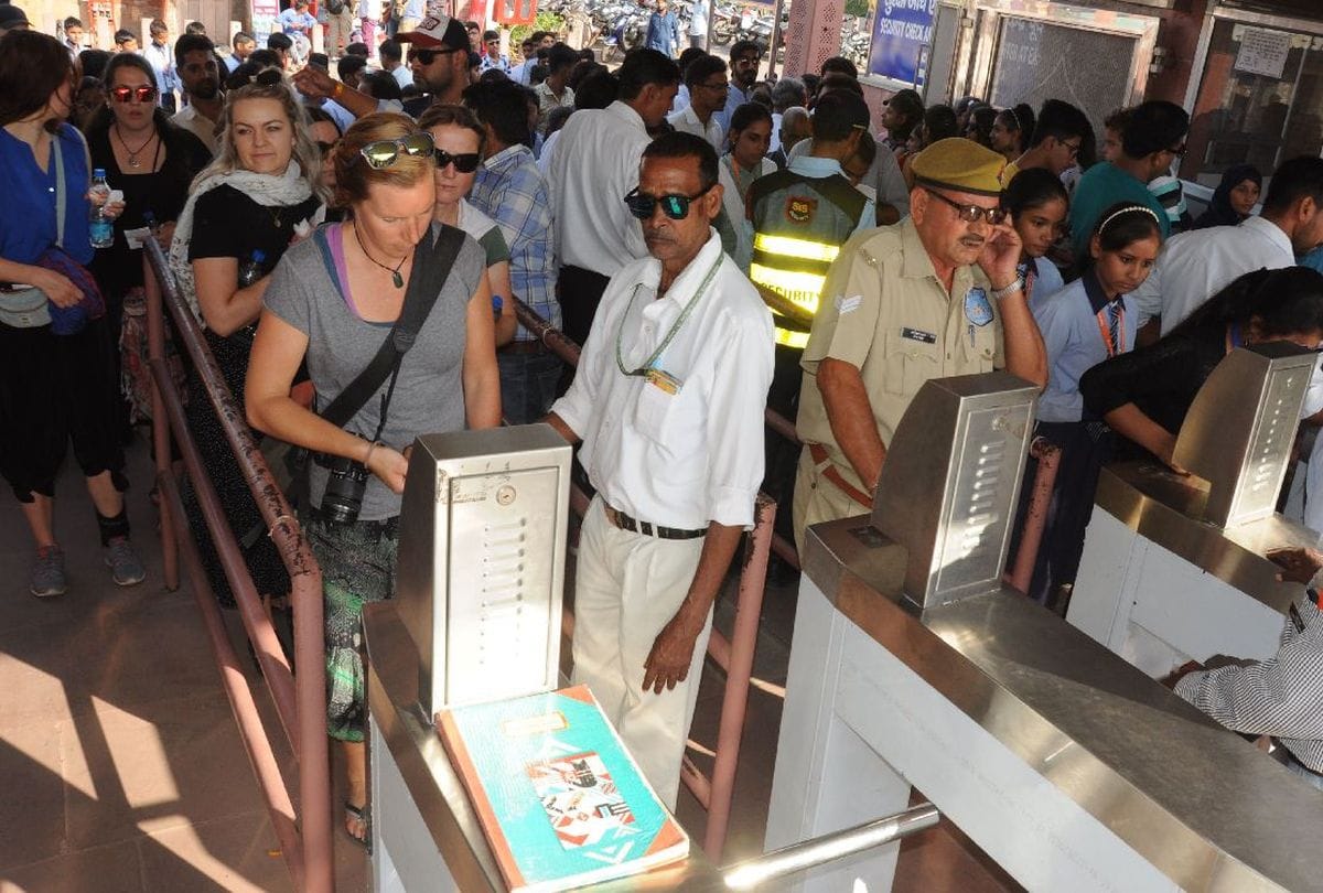 Taj mahal ticket queue Due to server down turn style gate Breaking News