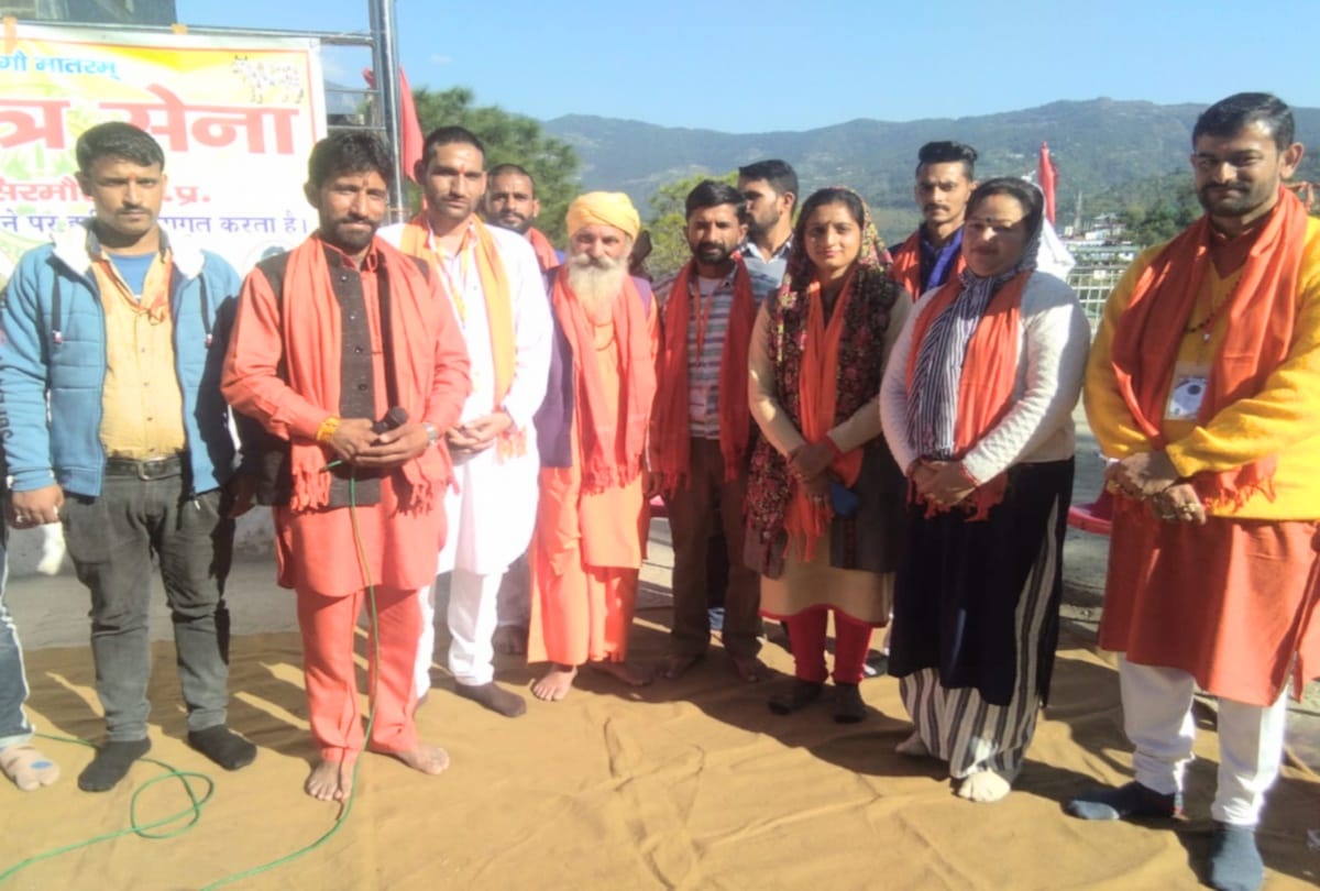 Reena reached the temple after the voting, Musafir and Dayal Pyari stayed at home