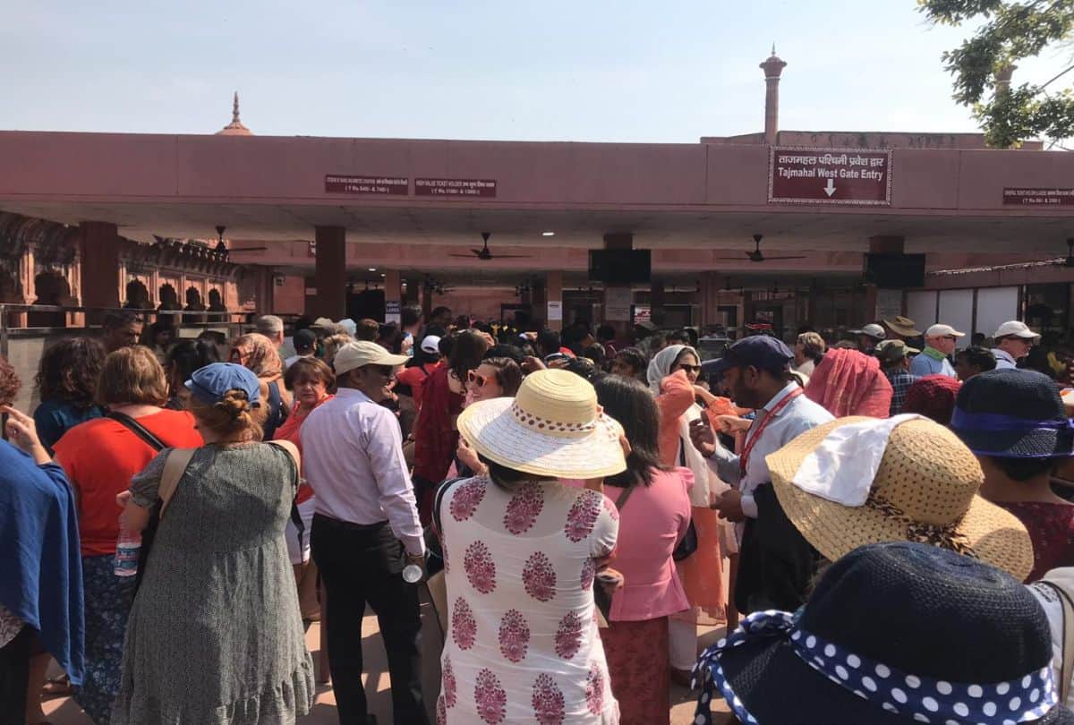Taj mahal ticket queue Due to server down turn style gate Breaking News