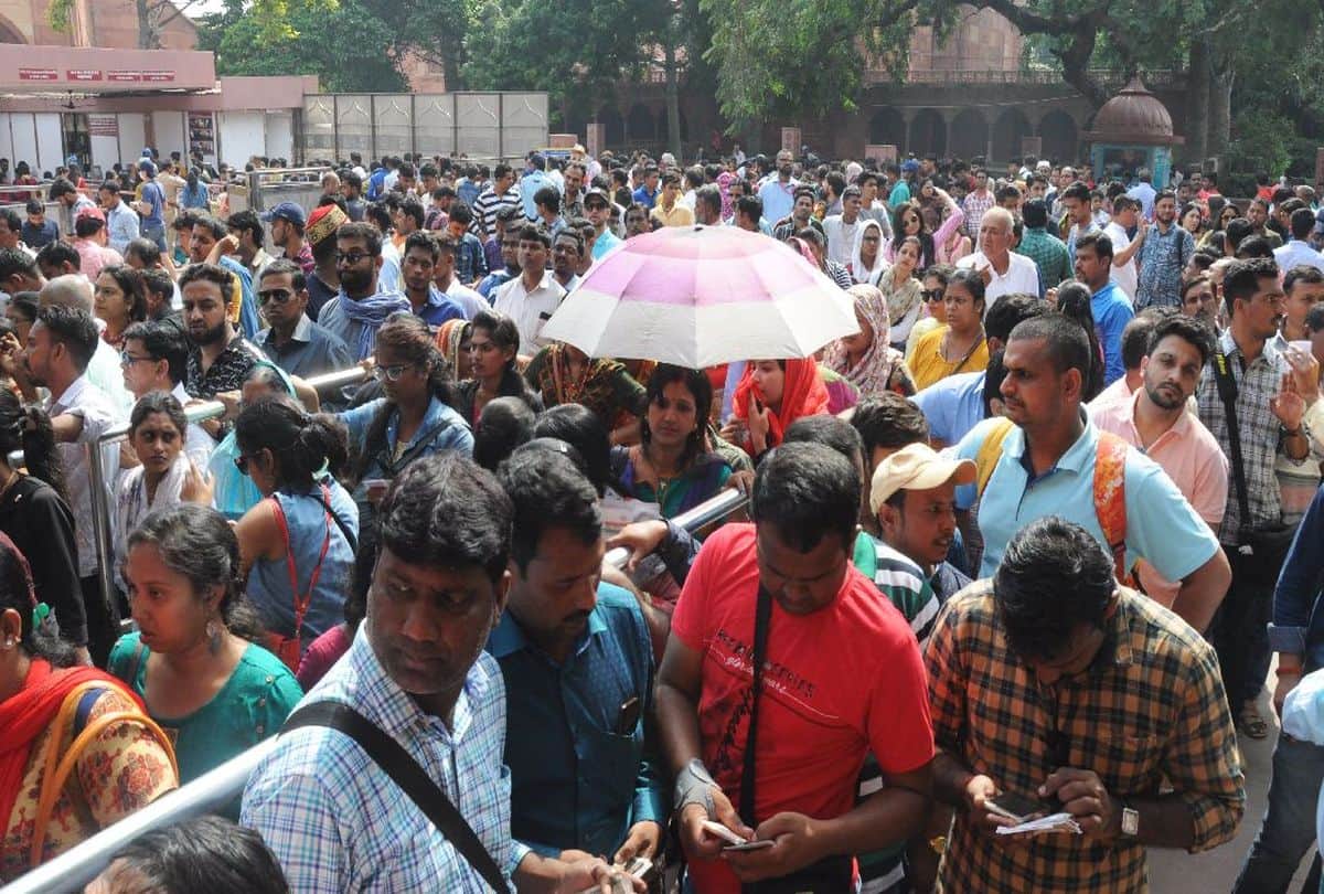 Taj mahal ticket queue Due to server down turn style gate Breaking News
