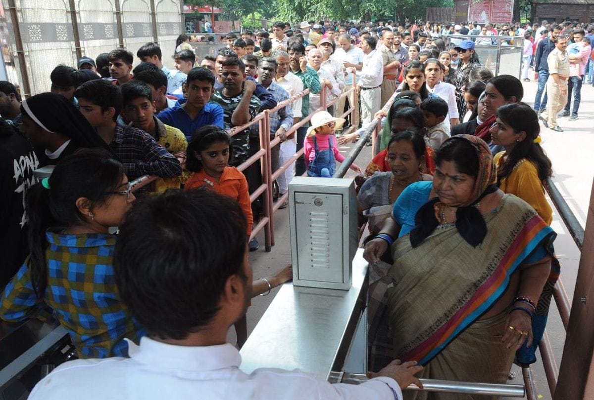 Tajmahal Southern Gate Opened in Tourist Season Demands By Local People