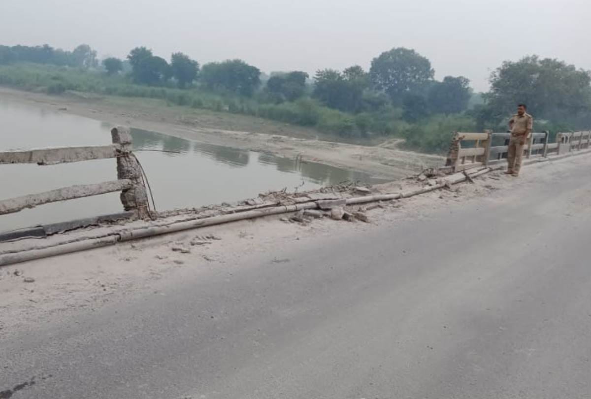 truck falls from the bridge into river in sultanpur
