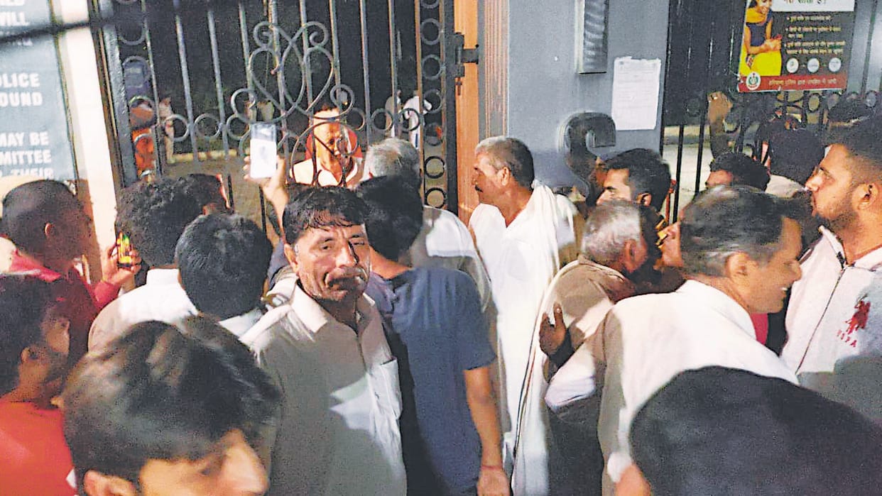 congress leader protest infront of strong room