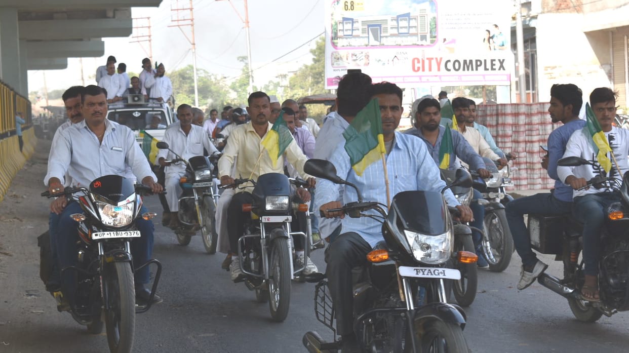 Farmers demonstrating on the highway, also jammed