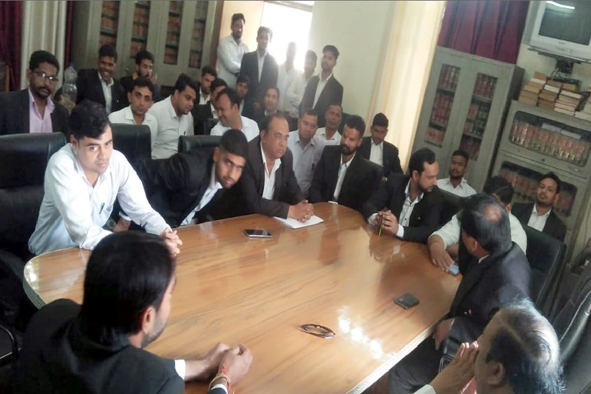 Ruckus after the inspector cut the challan of the lawyer's scooty in Bijnor