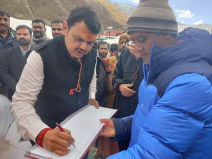 maharashtra cm Devendra Fadnavis in kedarnath dham with family