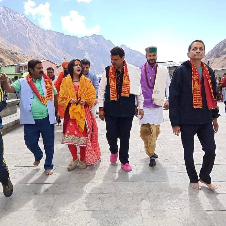 maharashtra cm Devendra Fadnavis in kedarnath dham with family