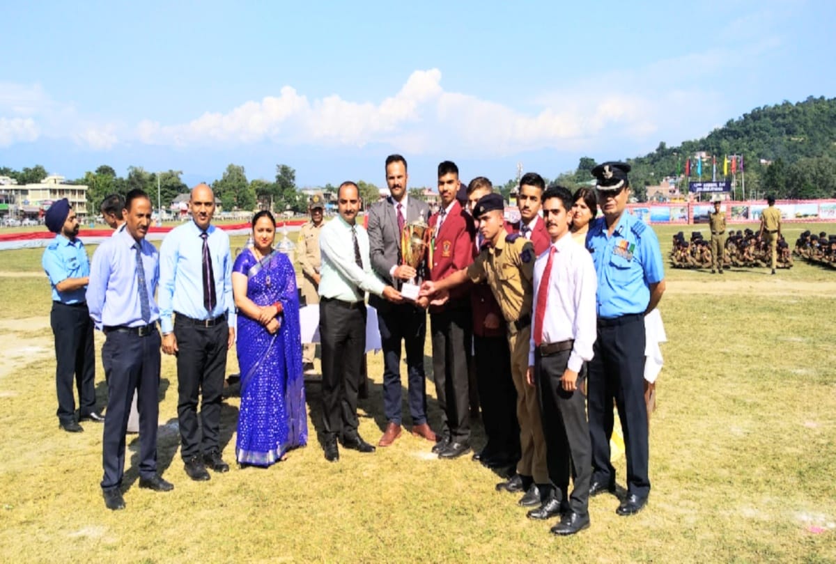 meritorious students awarded in Sainik School Sujanpur Tira hamirpur