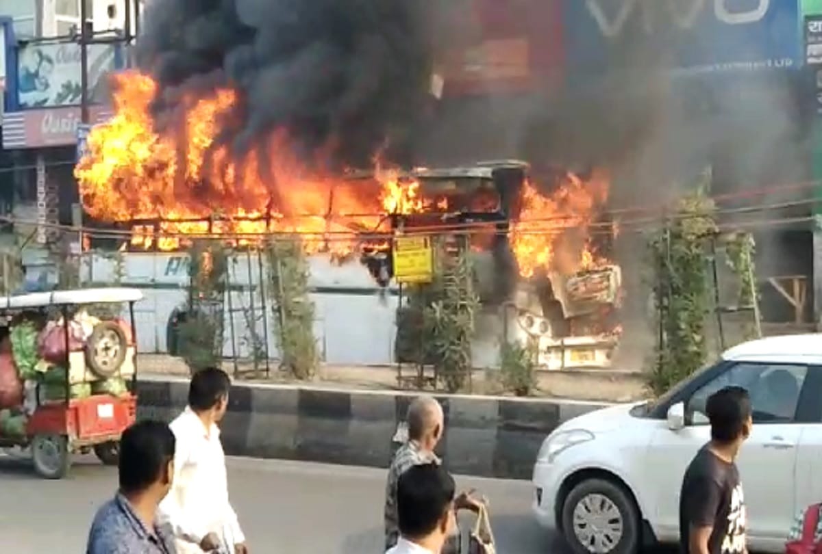 fire in Bus at Baraula of Noida