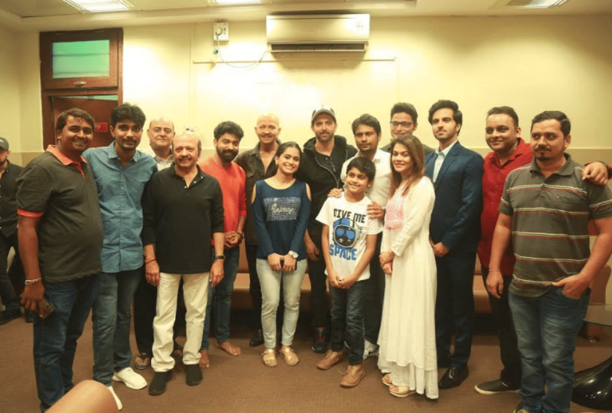 hrithik roshan celebrate war success to watch serial anaya