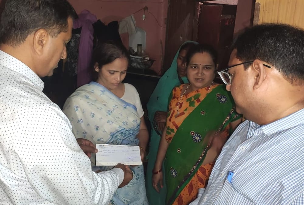 cm yogi provided 15 lakh rupees economic help to family of kamlesh tiwari's family