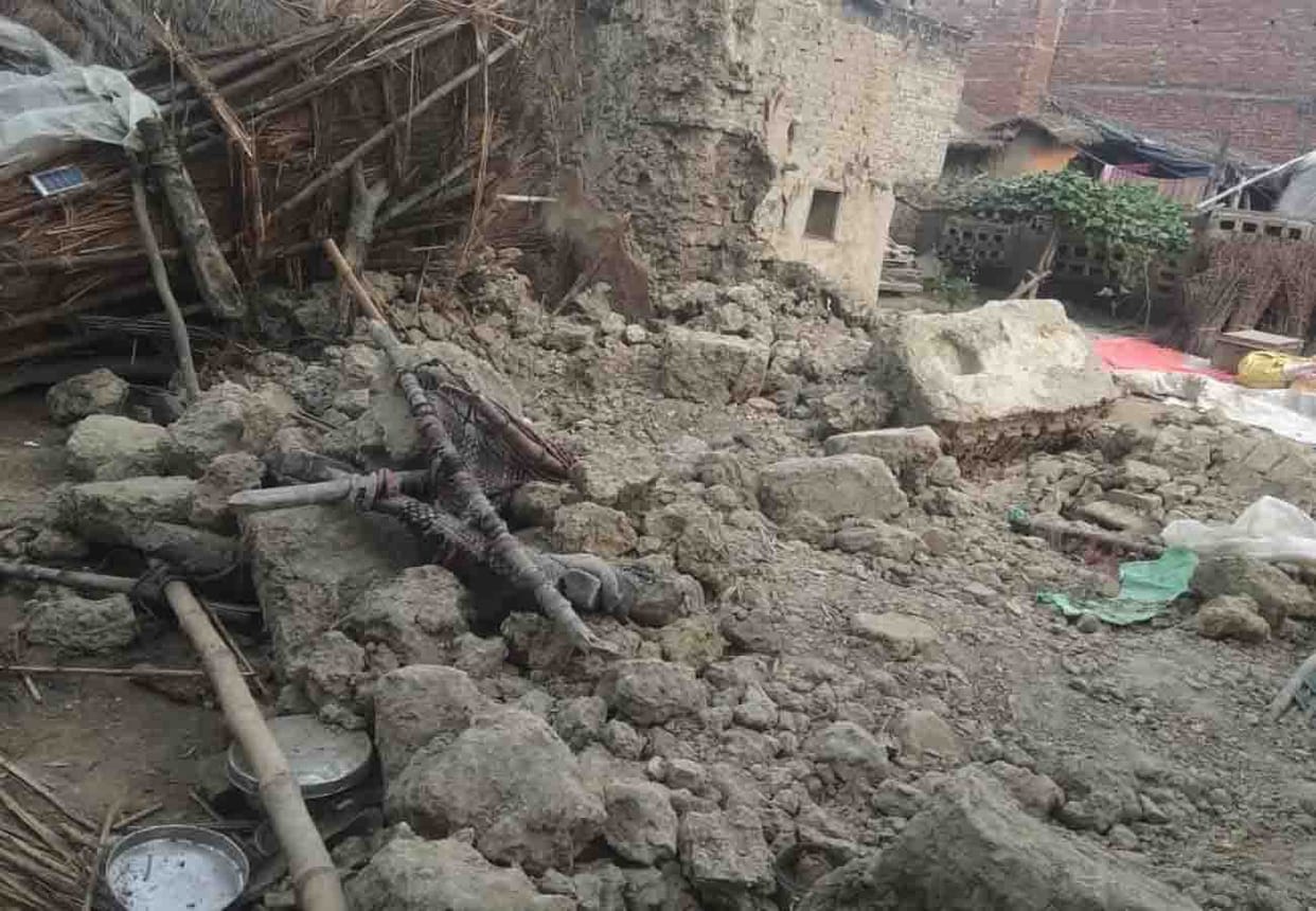 Eight people injured due to wall collapse in auraiya