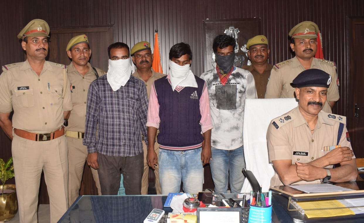 three arrested in mobile loot case