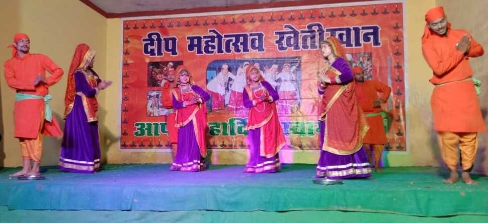 Colorful cultural program tied Sama at Khetikhan Deep Festival