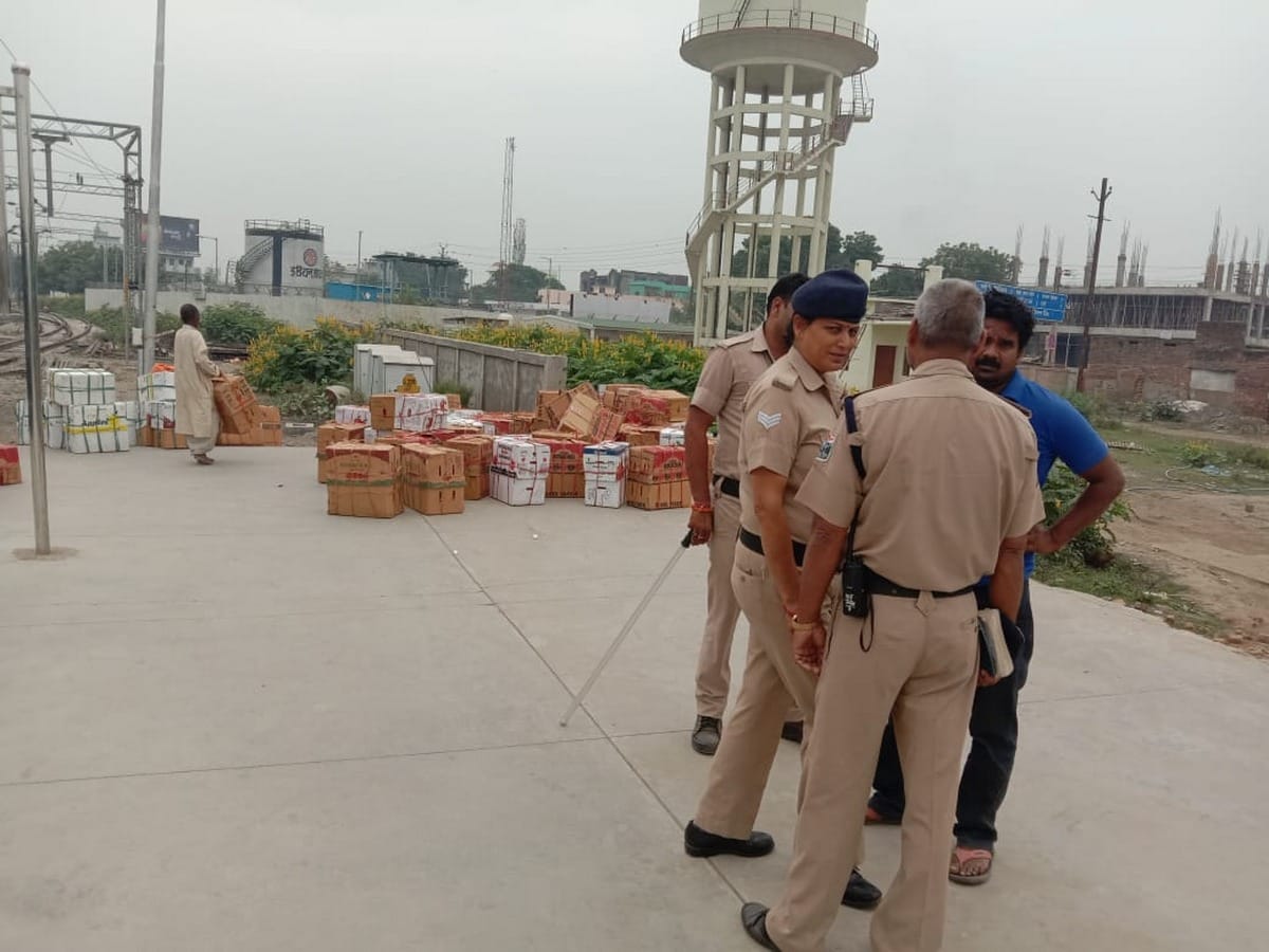 Commercial tax department officials rushed to raid New Delhi Manduwadih Express in varanasi