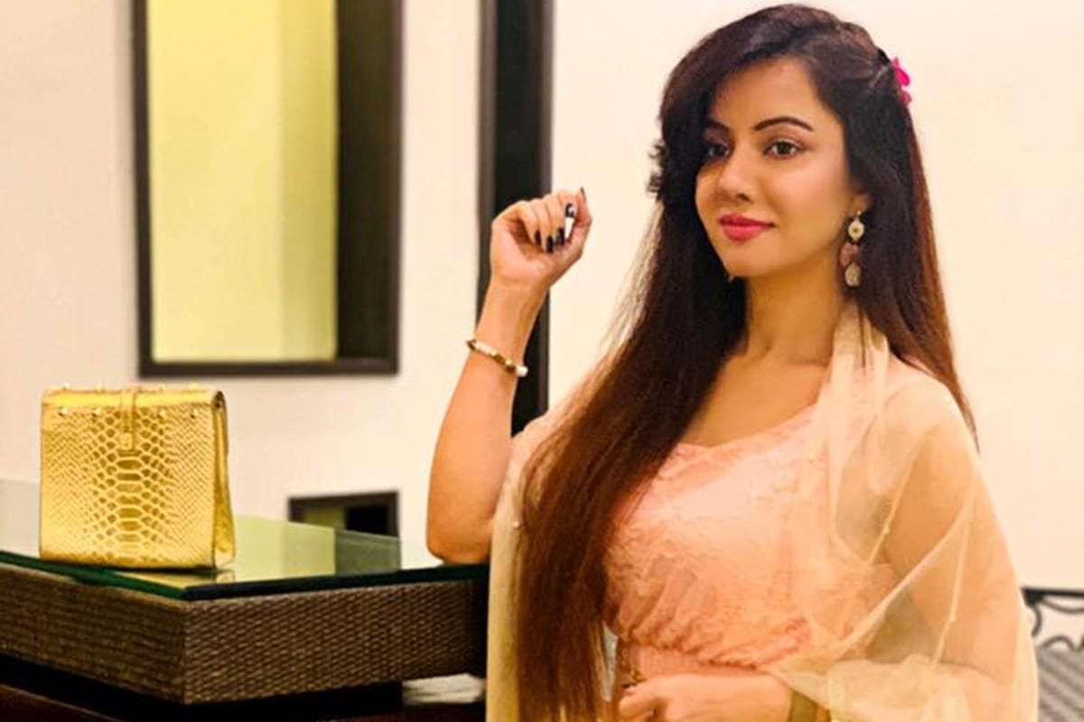 Social media is requesting to not viral Pakistani pop singer Rabi Pirzada intimate pictures videos