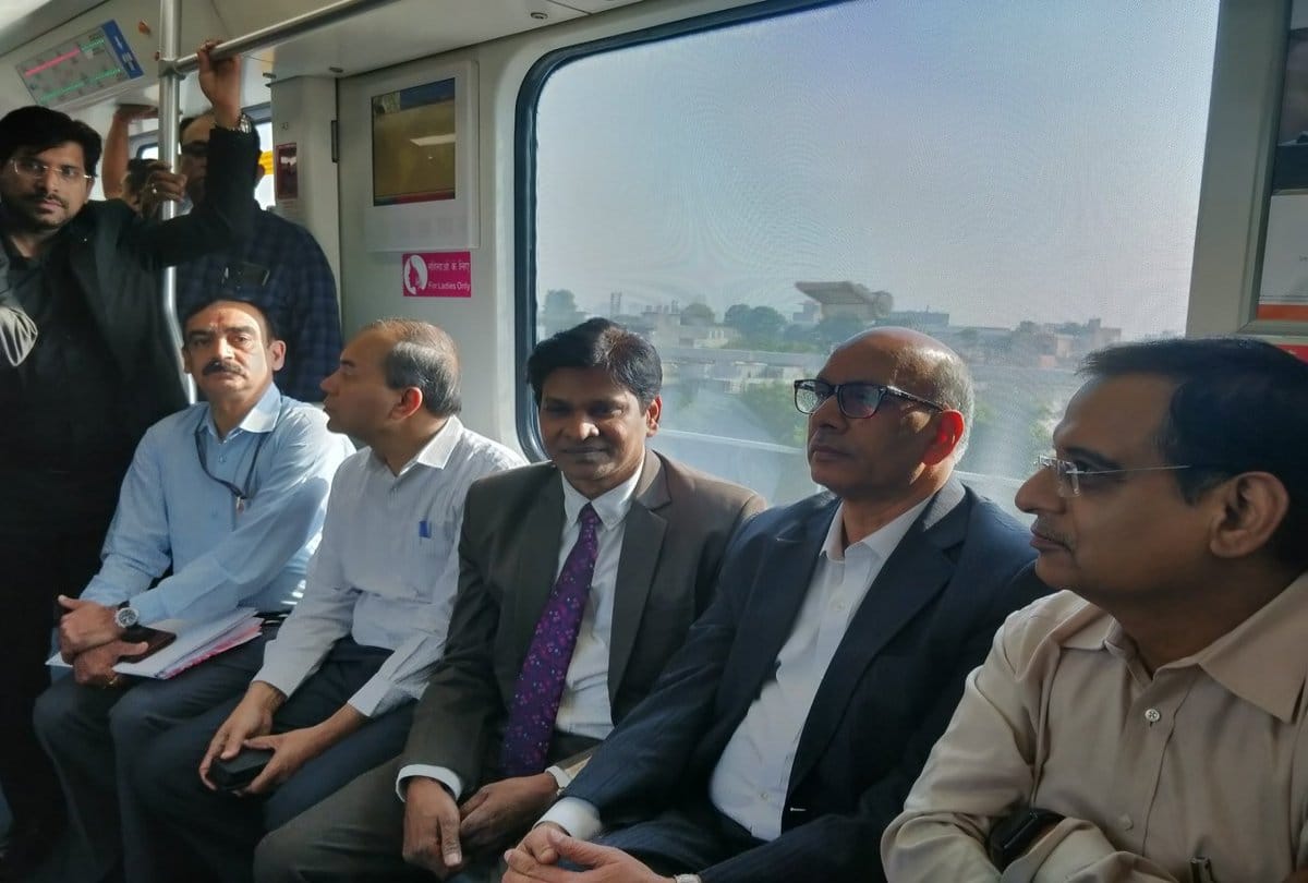 DMRC MD Dr Mangu Singh travells in rapid metro with Haryana govt officials