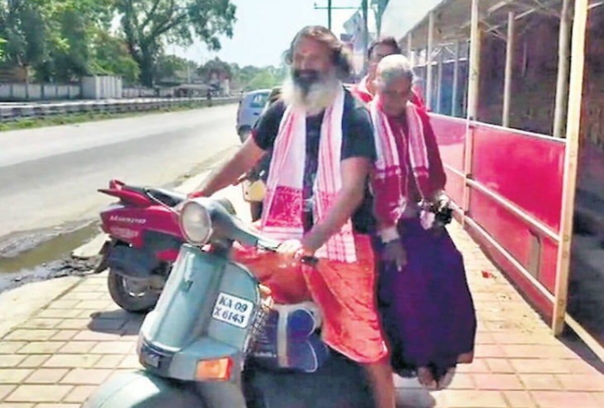 man takes mother on pilgrimage on scooter mahindra want to gift car