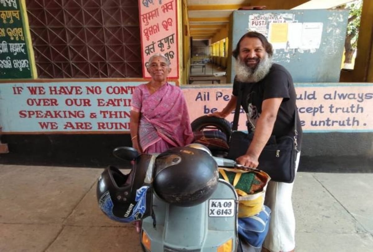 man takes mother on pilgrimage on scooter mahindra want to gift car