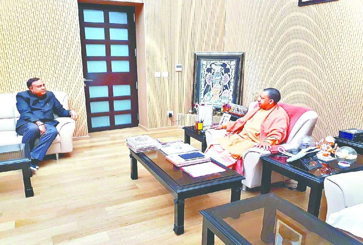 Agra Mayor Naveen Jain meets Chief Minister Yogi Adityanath in Agra