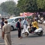 फरीदाबाद, दौलतराम धर्मशाला के बाहर कांग्रेस का झंडा लेकर पार्टी का समर्थन करता दिव्यांग