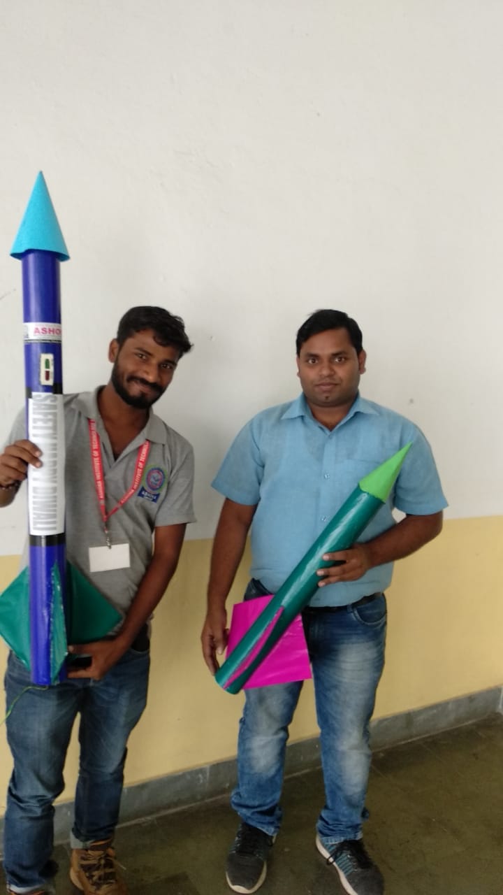 Ashoka Institute students made pollution free rocket in varanasi