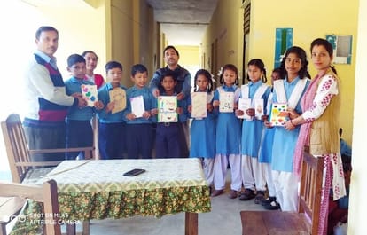 स्वनिर्मित ग्रीटिंग दिखाते बच्चे। अमर उजाला