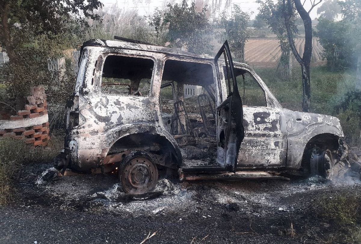 moving car catch fire on Agra Fatehpur Sikri highway