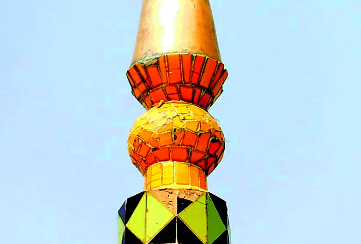 Hindus and Muslims keep the key on the mazar before opening the shop in ayodhya