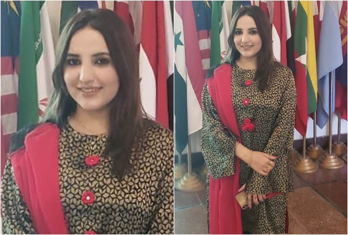 Pakistani TikTok star Hareem Shah viral Video sitting on imran khan place at Ministry of Foreign
