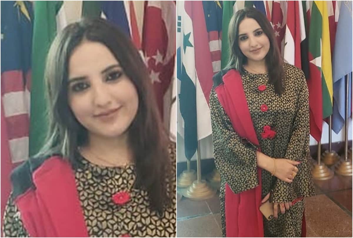 Pakistani TikTok star Hareem Shah viral Video sitting on imran khan place at Ministry of Foreign