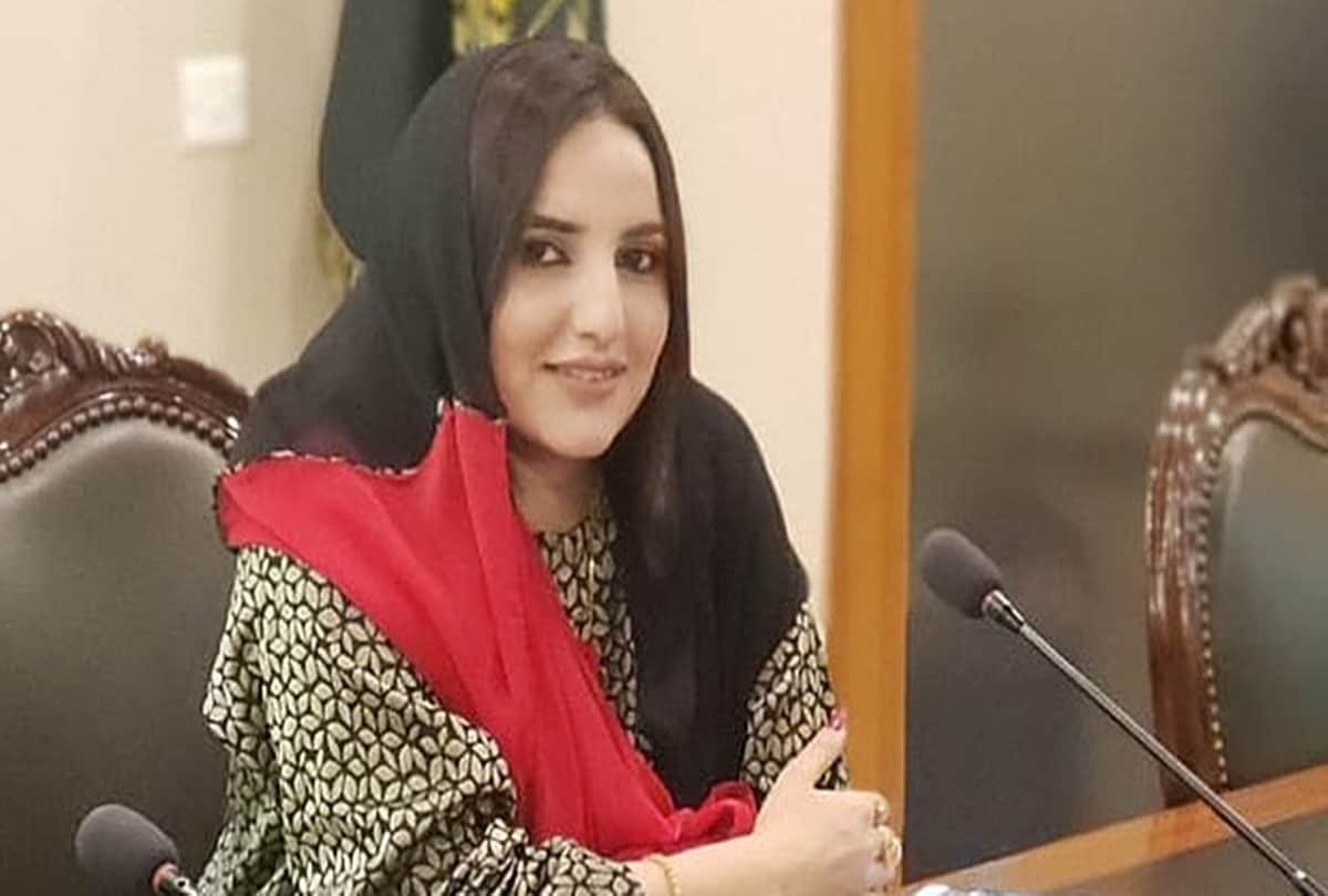 Pakistani TikTok star Hareem Shah viral Video sitting on imran khan place at Ministry of Foreign