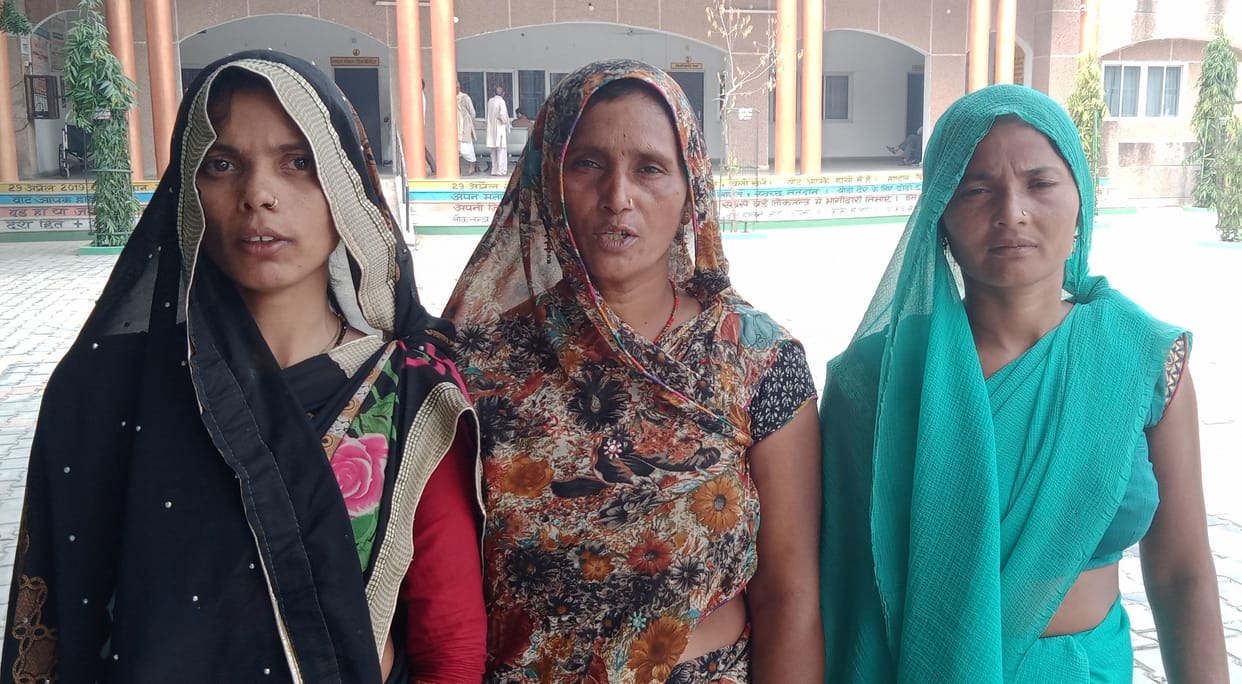 patte ke naam par teen vidhavaon se hadap lie 1.80 laakh rupaye