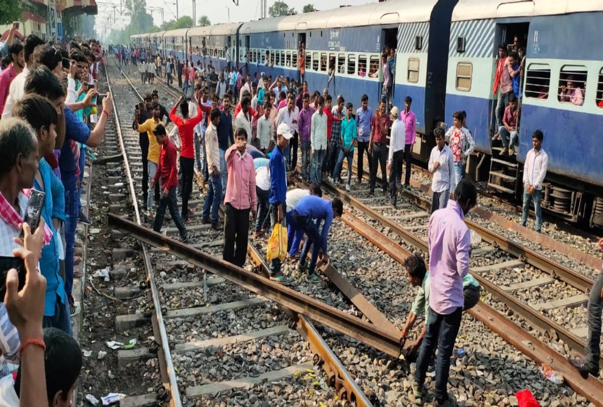 Kushinagar railway passengers protests against delay in service