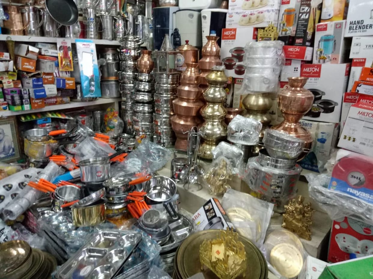 City utensil market adorned, awaiting customers