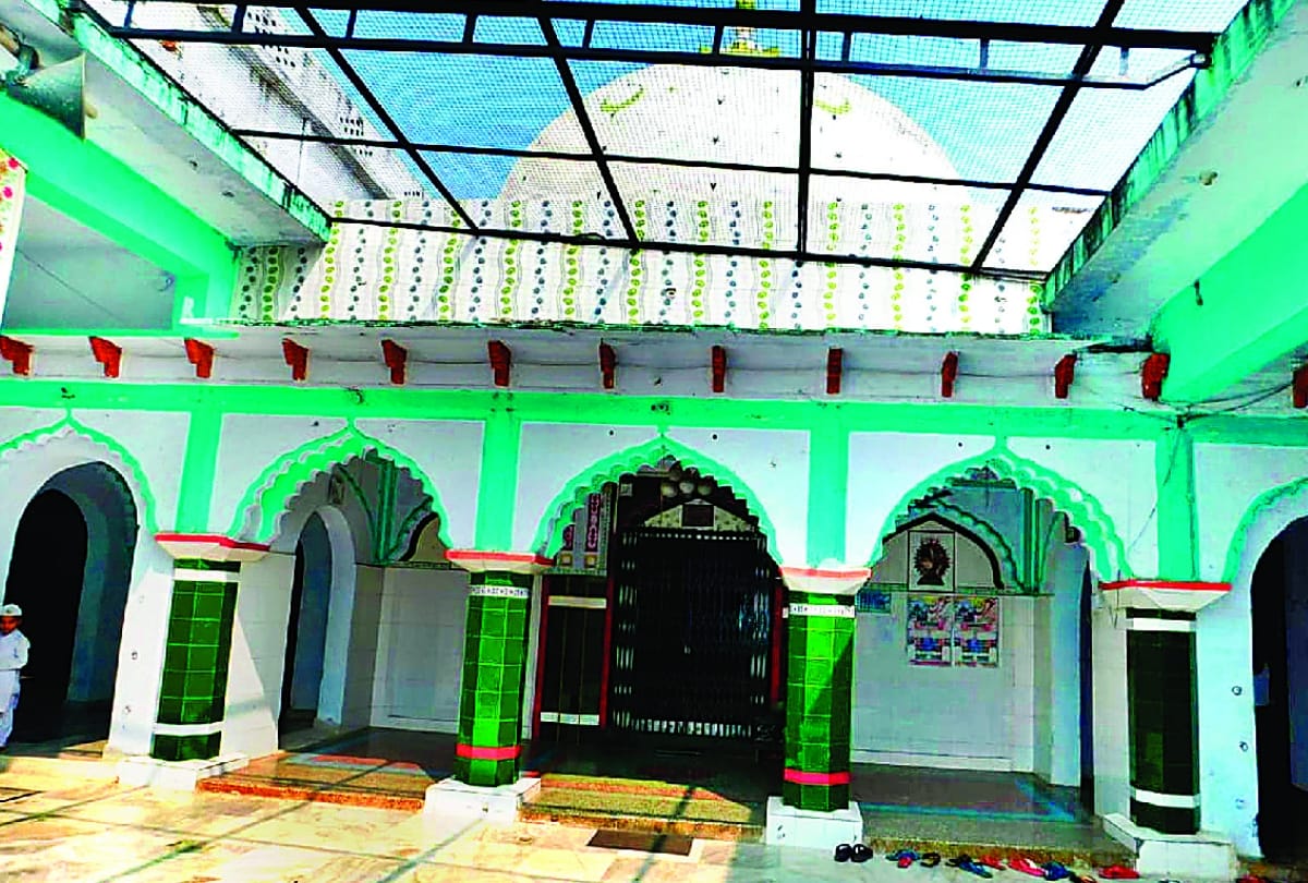 Hindus and Muslims keep the key on the mazar before opening the shop in ayodhya