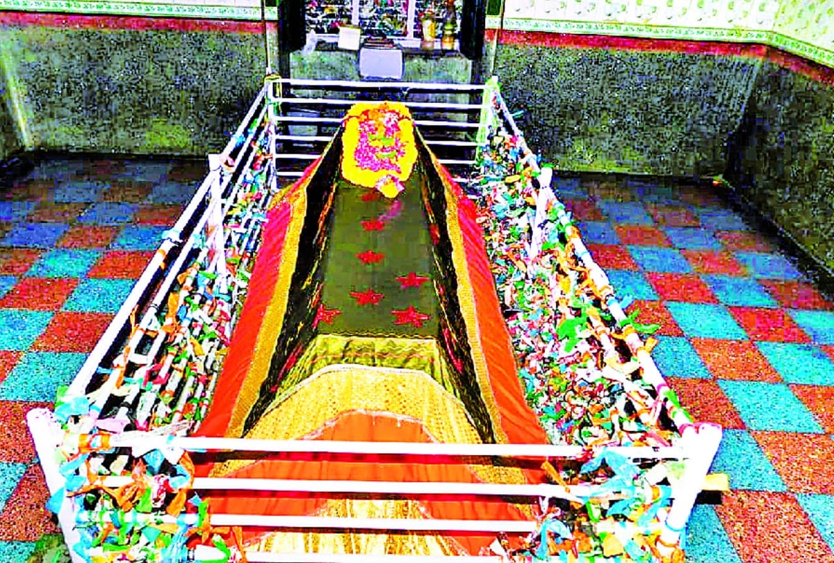 Hindus and Muslims keep the key on the mazar before opening the shop in ayodhya