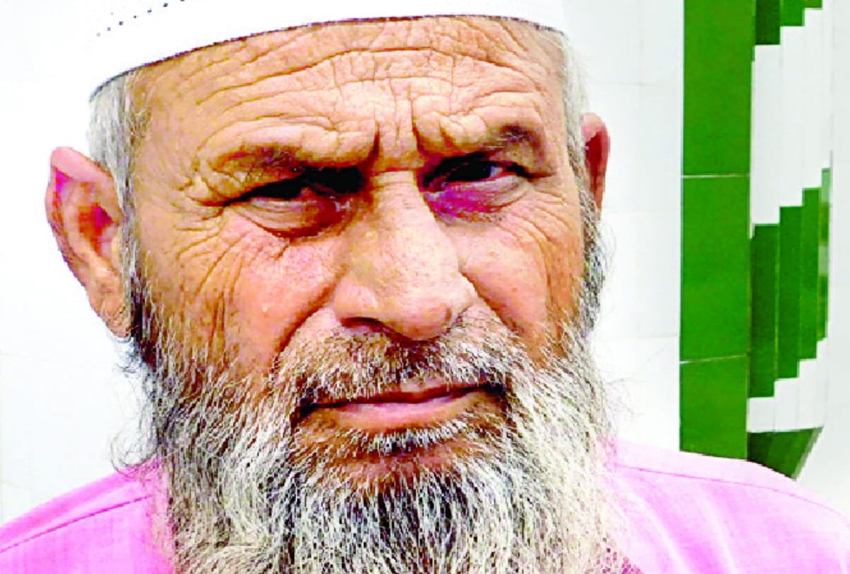 Hindus and Muslims keep the key on the mazar before opening the shop in ayodhya