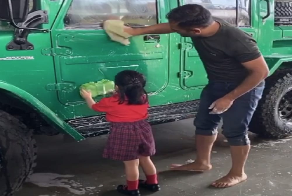 VIDEO: ms dhoni daughter ziva clean Nissan jonga car