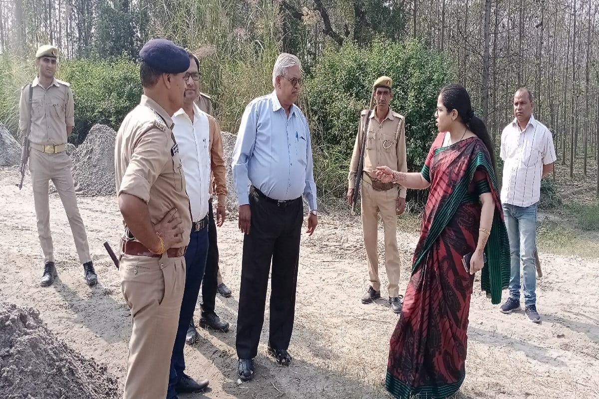 Mining mafia attack on policemen in Muzaffarnagar district of Uttar Pradesh