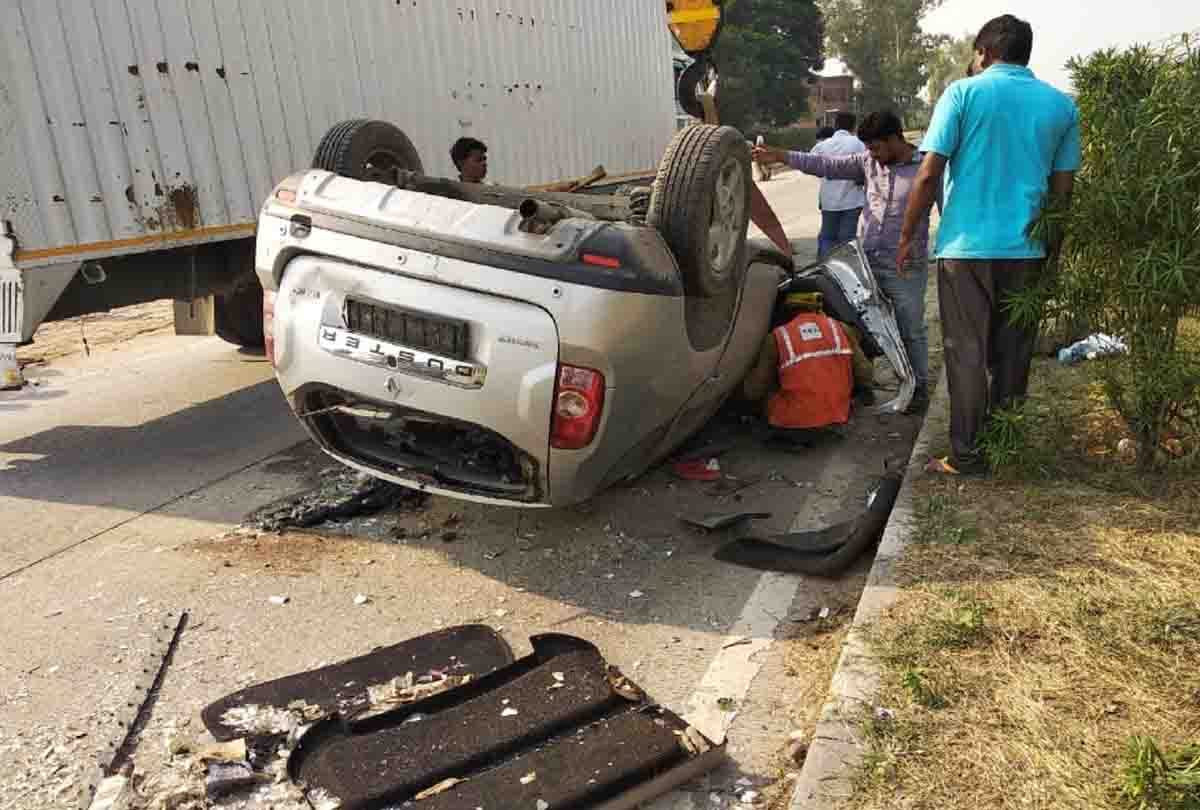Cars of alcohol smugglers overturned on Kanpur-Prayagraj highway