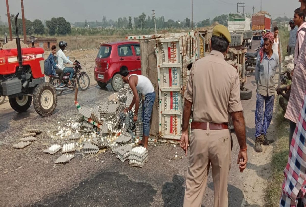 Pickup van carrying eggs met accident in Basti Gorakhpur
