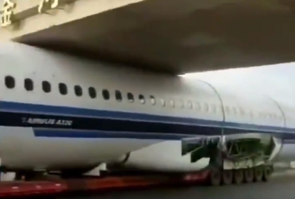China Plane placed on truck stuck under bridge, exited by driver suggestion video viral