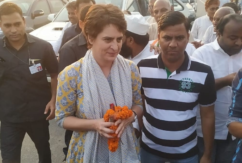 Priyanka Gandhi vadra speaks to Congress workers in Raebareli.