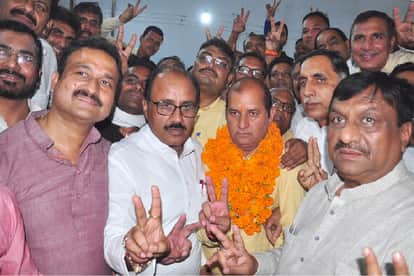 जीत के बाद समर्थकों के साथ भाजपा प्रत्याशी किरत सिंह