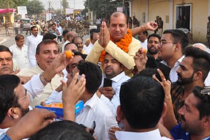 भाजपा की जीत के बाद जश्न मनाते समर्थक