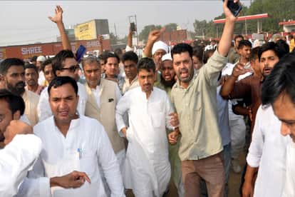 इमरान मसूद के साथ हंगामा करते कांग्रेस व सपा कार्यकर्ता