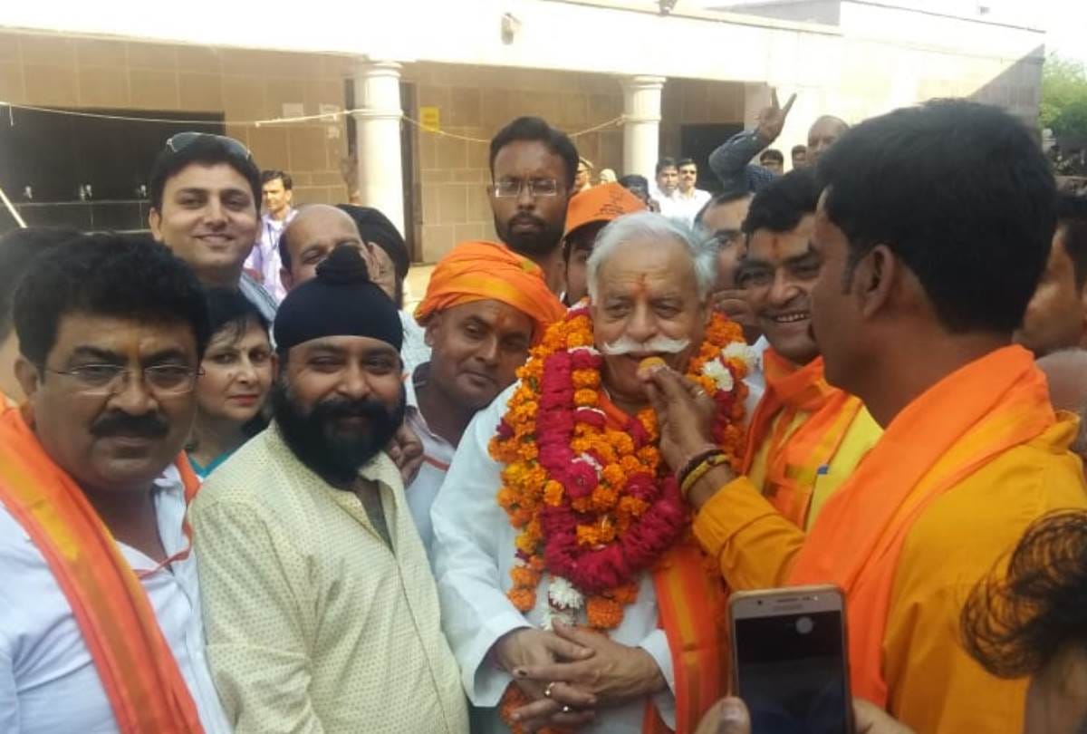 bjp candidate from lucknow cantt seat suresh tiwari wins the seat