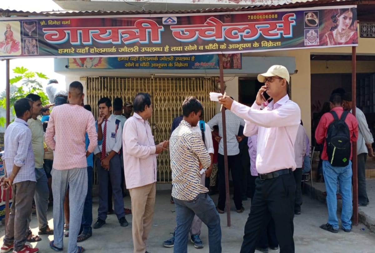 theft in a jewellery shop in gonda