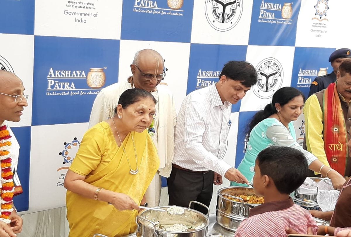 Up Governor Anandi Ben Patel served food to children in akshaya patra vrindavan